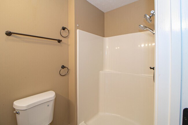 Building Photo - 570 Somerset Ln