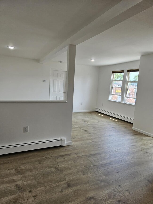 Building Photo - 480 Westbury Rd