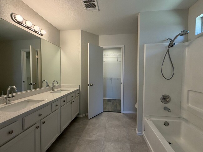 Building Photo - 3/2 in Del Valle