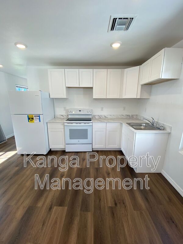Building Photo - 641 6th St