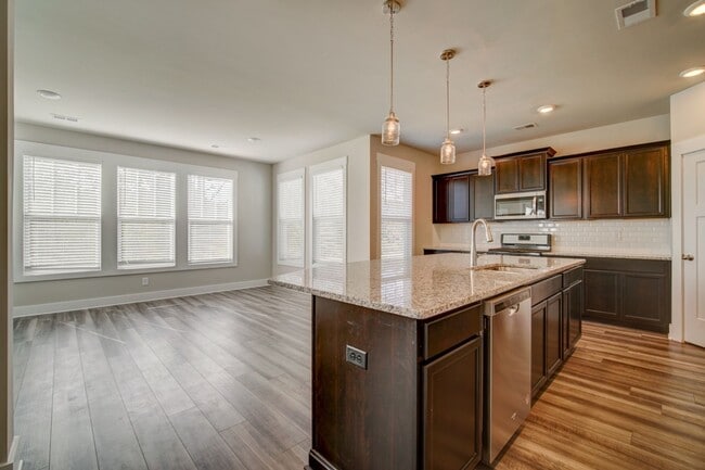 Building Photo - Gorgeous 4 BR, 3BA, Home with Loft, and 2 ...