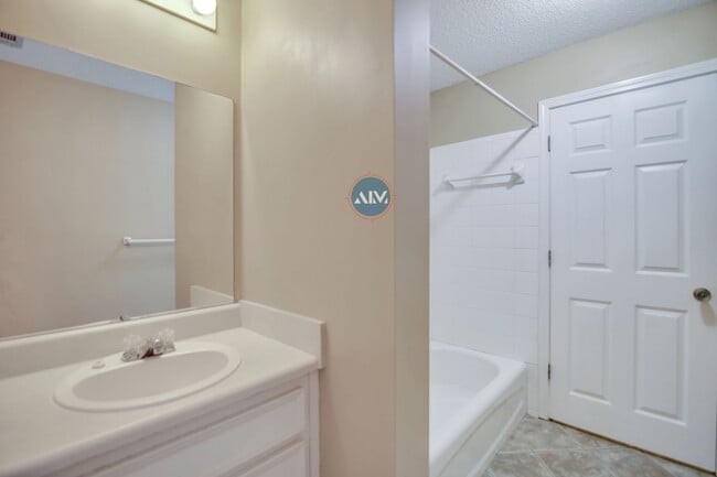 Building Photo - Beautiful Top Floor Villa in the Charming ...