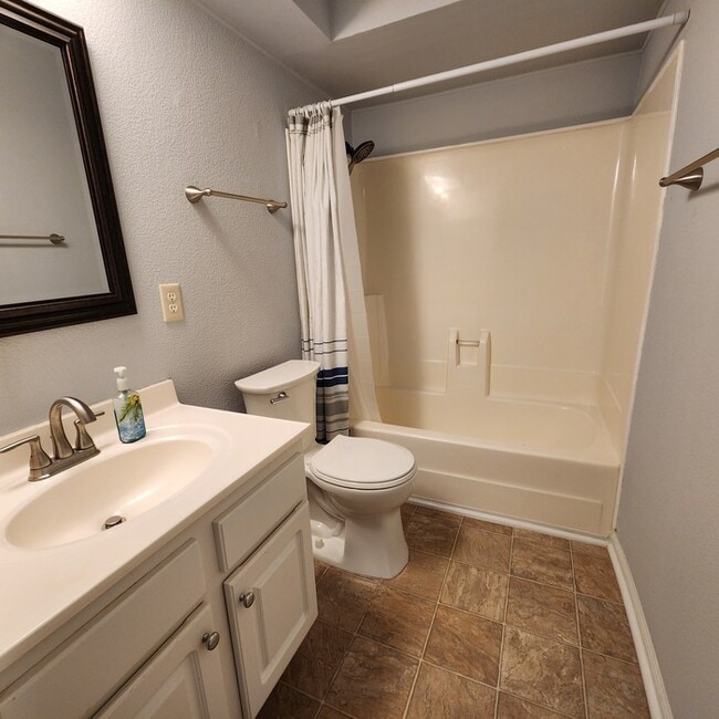 Building Photo - 2831 Edridge Ct