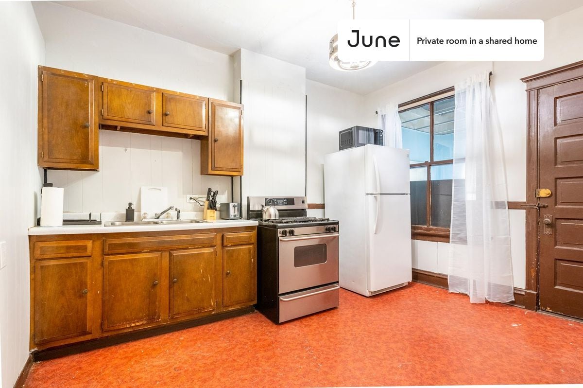 Building Photo - Room in Shared 3 bed/1 bath home