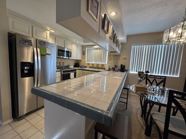 Building Photo - 3BR 3BA Townhome-Best view of the River & Laughlin Casino Skyline