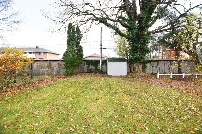 Building Photo - 300 Howland Ave