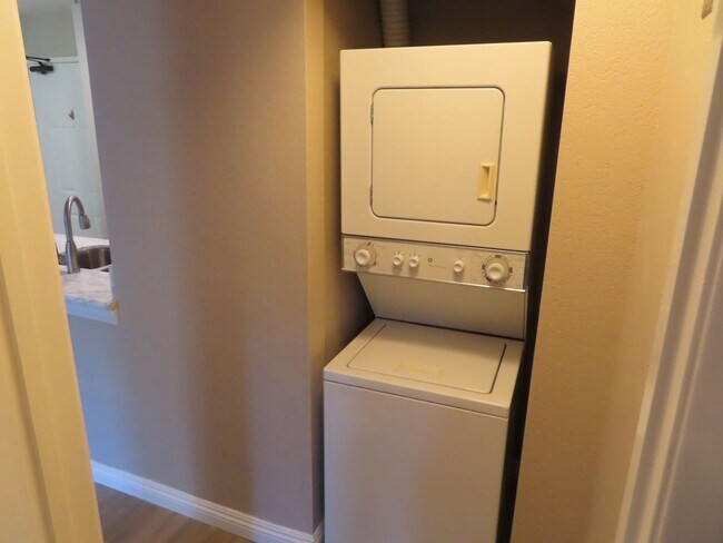 Building Photo - Two Bedroom, Two Bathroom Condo in UTC