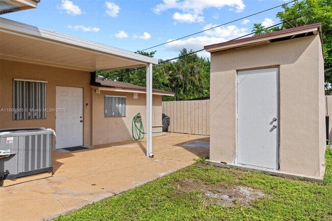 Building Photo - 5633 SW 40th St