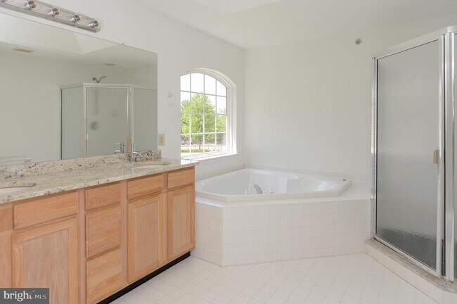 Building Photo - 200 Rolling Hill Dr