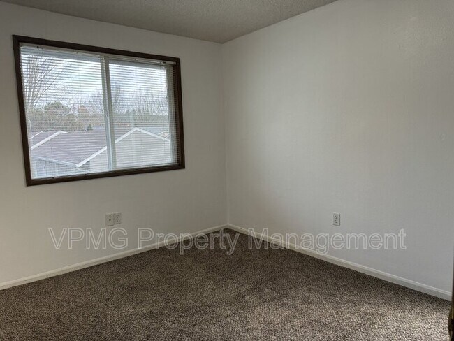 Building Photo - 5415 NE 34th St