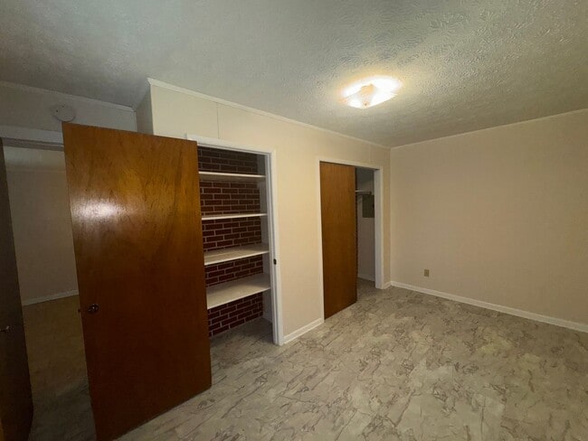 Building Photo - 551 Glade Rd E