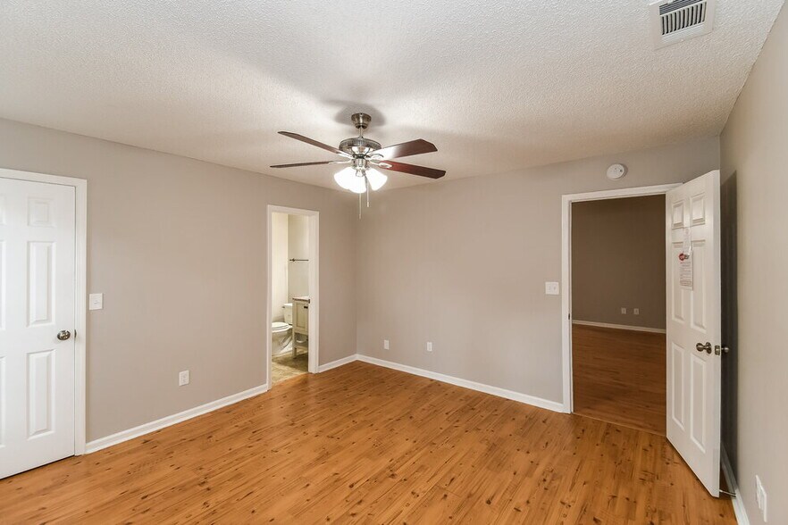 Building Photo - 8136 Honeysuckle Ln