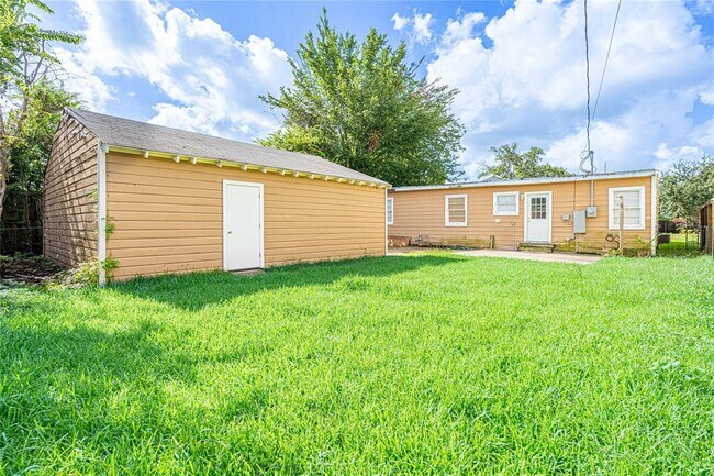 Building Photo - 1726 Du Barry Ln