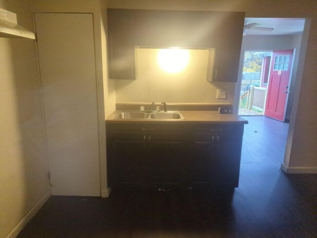 Building Photo - 912 Willow Ave