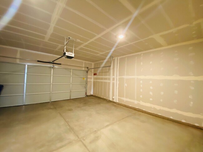 Building Photo - $3,000 Clovis & Shepherd, 4 Bedroom - Lest...