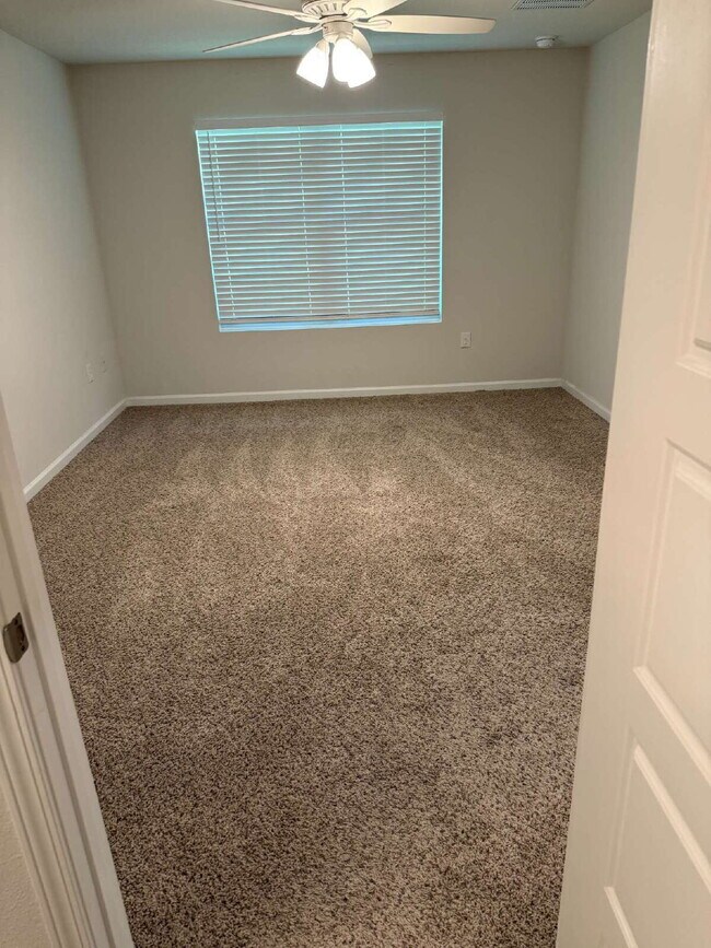 Building Photo - Spacious 4-Bedroom Rental in Quiet Pensaco...