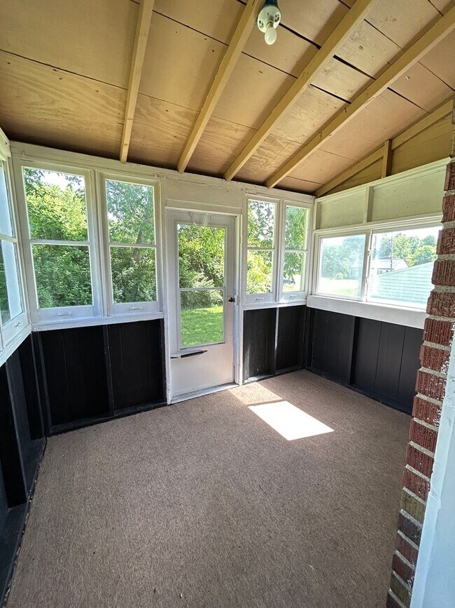 Building Photo - Charming 2-Bedroom Home with Spacious Yard...