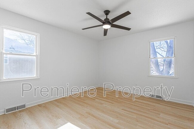 Building Photo - 705 NW Buckingham Pl