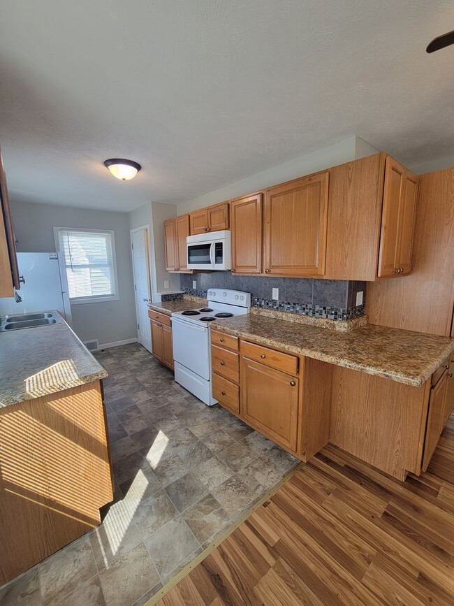 Building Photo - Beautiful 3 Bed 2 Bath House!