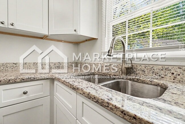 Building Photo - 2699 Foxglove Dr SW