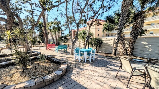 Building Photo - 2 BED 1 BATH CONDO ON SIESTA KEY **ALL UTILITIES/WIFI INCLUDED**