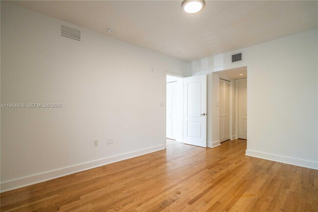 Building Photo - 2425 Flamingo Pl