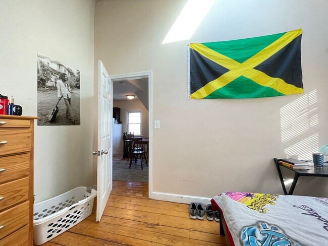 Building Photo - Parker St 3-Bed