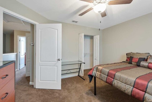 Building Photo - Modern 3-Bed, 3-Bath Townhome with Stylish...