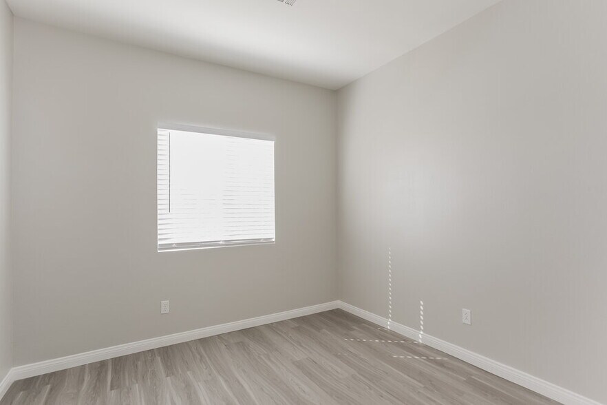 Building Photo - 10413 Sloping Hill Ave