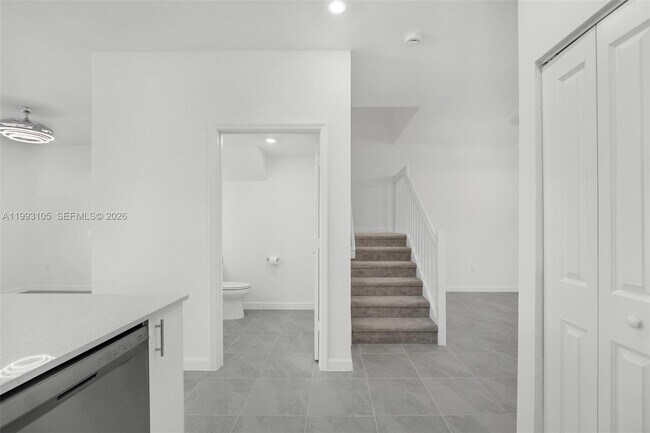 Building Photo - 2425 SE 28th Dr