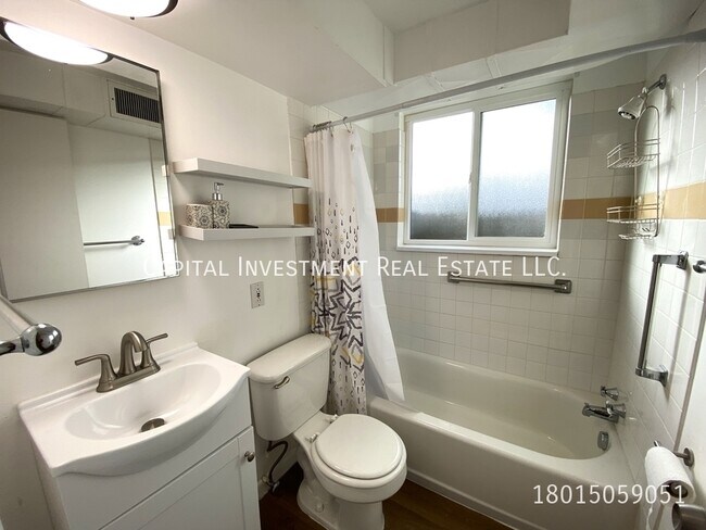 Building Photo - 421 N Oakley St