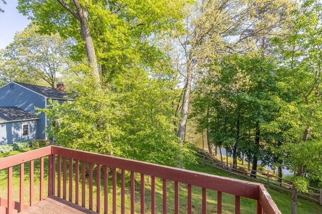 Building Photo - Beautifully Renovated 2 Bed, 2 Bath Coloni...