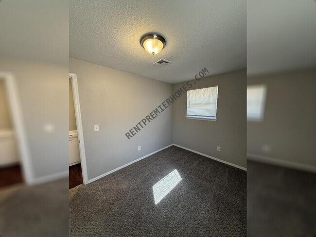 Building Photo - 3938 SE 14th Pl