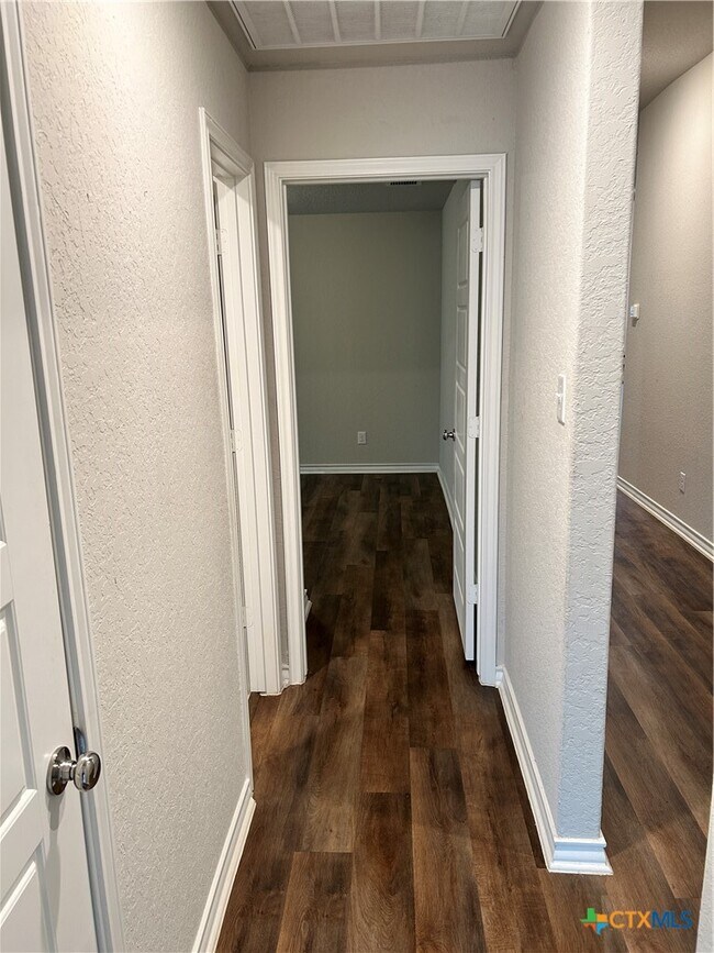 Building Photo - 724 Stonemanor