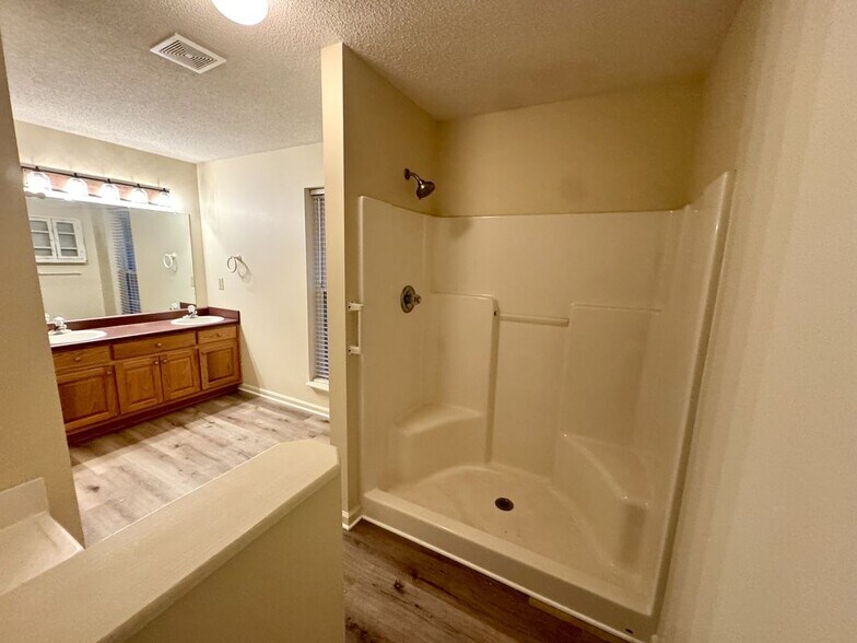 Building Photo - 863 Woodland Dr