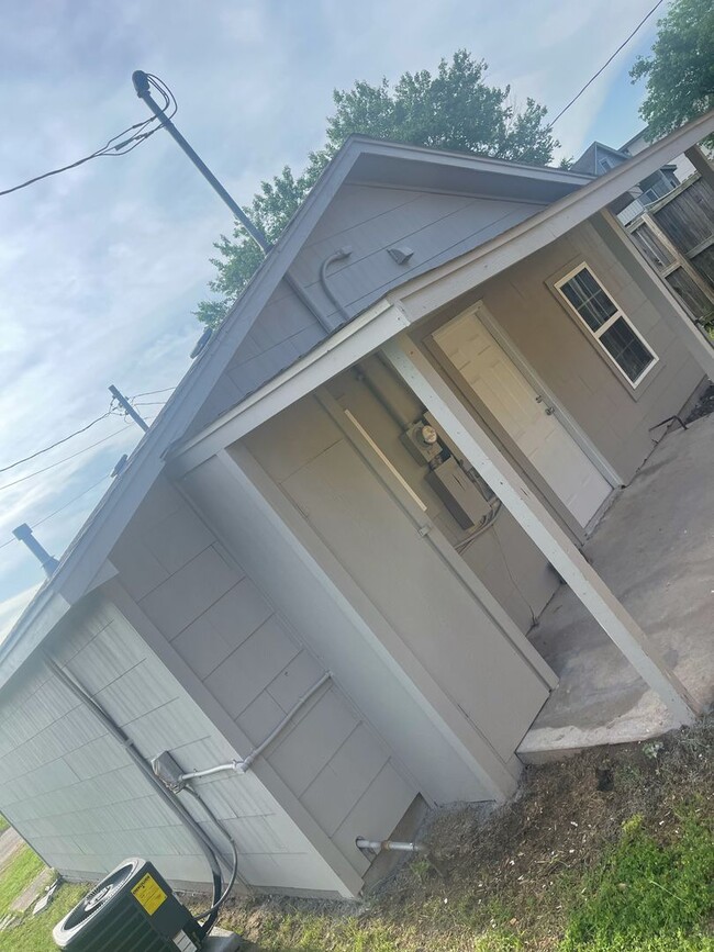 Building Photo - 210 N birch st