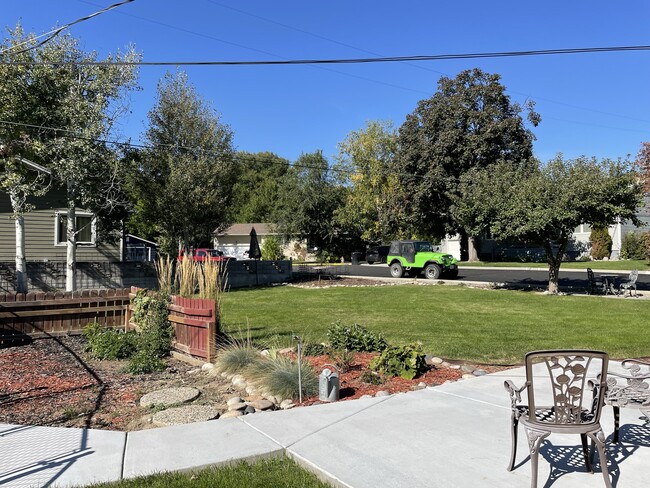 Shared back yard - 2614 Highwood Dr