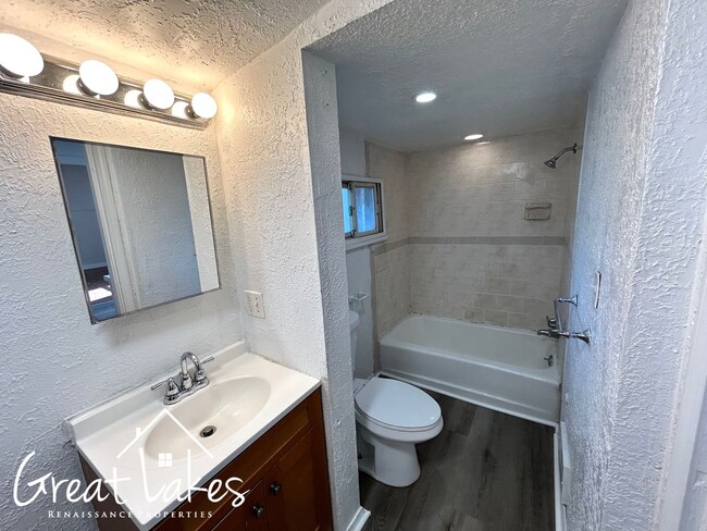 Building Photo - Charming 2 Bedroom 1 Bathroom now availabl...