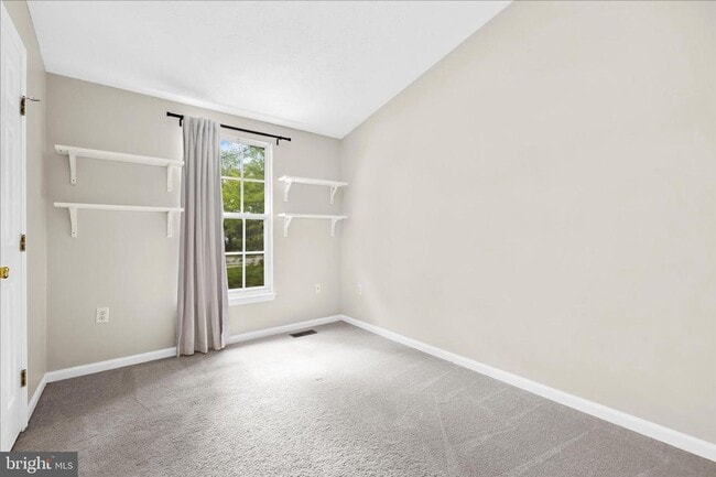 Building Photo - Beautiful End Unit Townhome in Bluffs At Deep Creek!