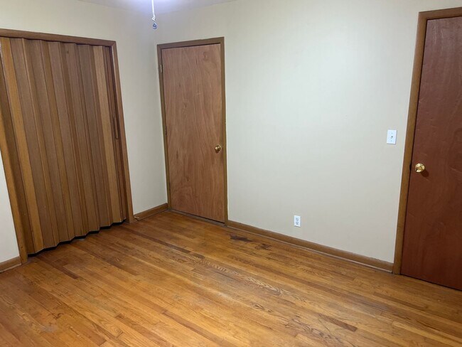 Building Photo - 3 Bedroom 2 Bathrooms! Close to Bass Pro! ...