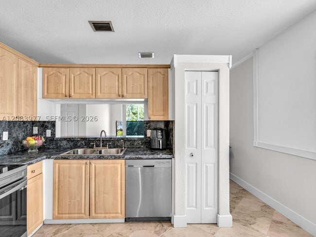 Building Photo - 15037 SW 50th Ct