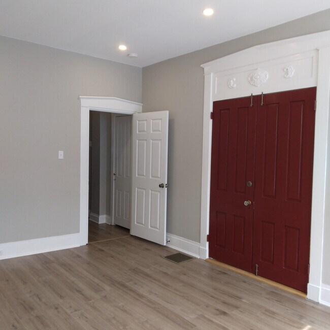 Bedroom with high celing - 135 E Lemon St