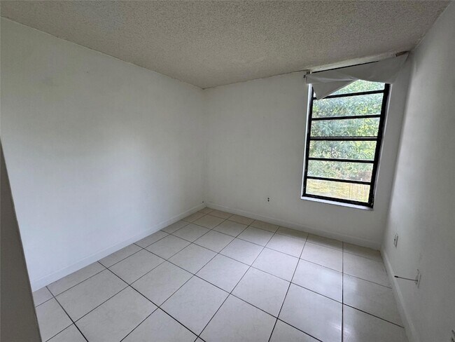 Building Photo - 9688 Fontainebleau Blvd