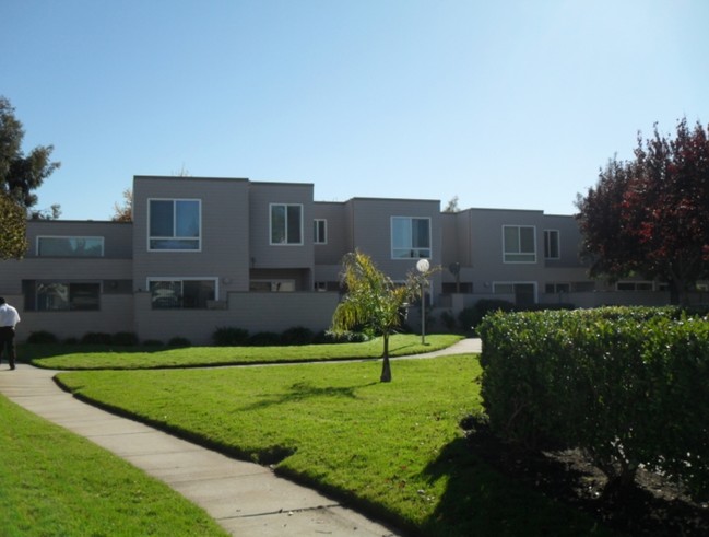 Building Photo - Heron Court