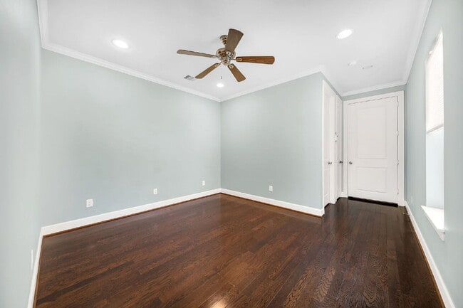 Building Photo - Nestled in the heart of Creekside Park - T...