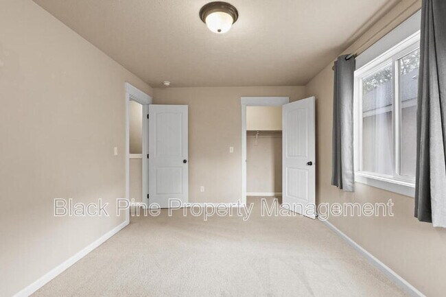 Building Photo - 1729 S Eagleson Rd