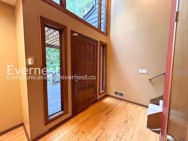Building Photo - Beautiful 4 Bed/3 Bath Home with 3 Car Garage / Available Now!