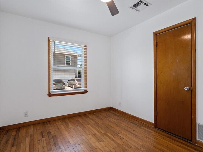 Building Photo - 426 S Ponca Ave