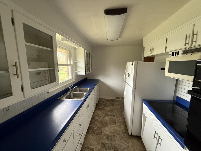 Building Photo - 211 Bourn Ave