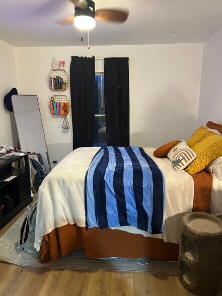 Private bedroom - 529 Mitchell St